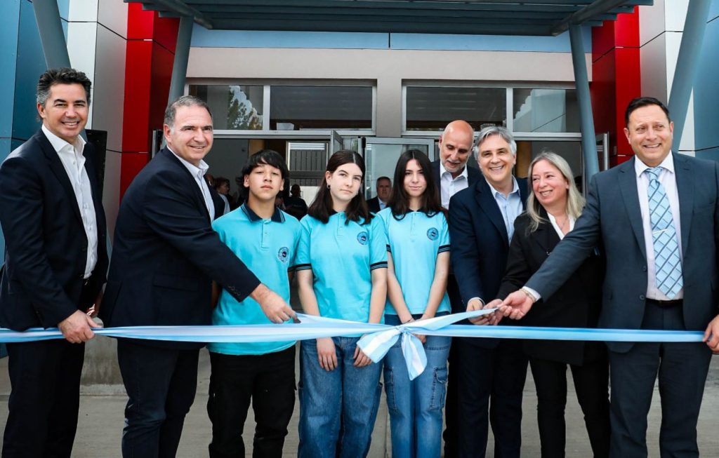 En Mina Clavero, Llaryora inauguró una escuela Proa orientada al software