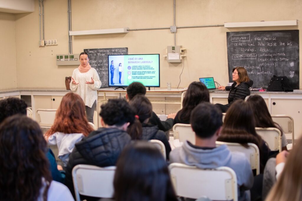 «Construyendo futuro: mi primera experiencia laboral»