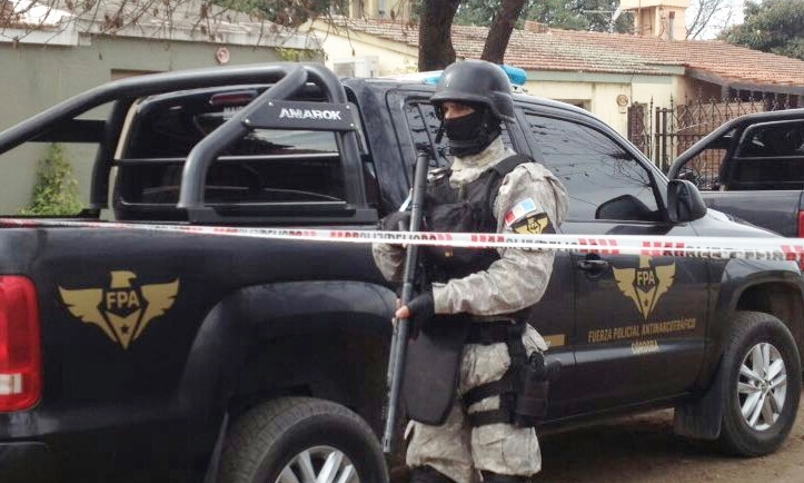 Operativo por venta de drogas en B° Latinoamerica de Jesús Maria