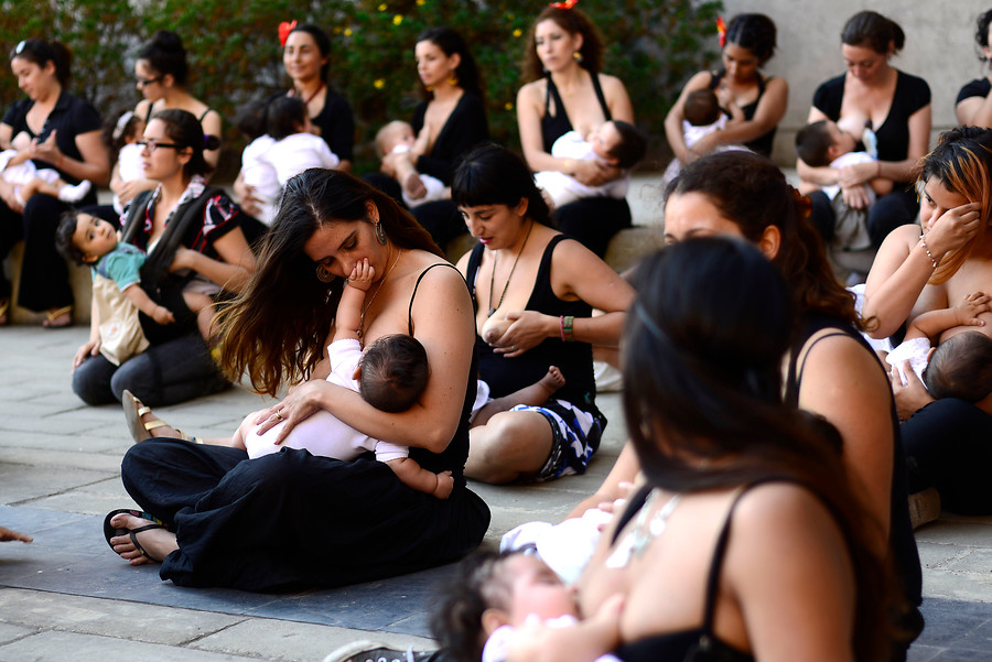 «Teteada» masiva en la plaza Pío León