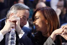 Una encuesta reveló que el 47% de los peronistas cree que Néstor y CFK eran corruptos