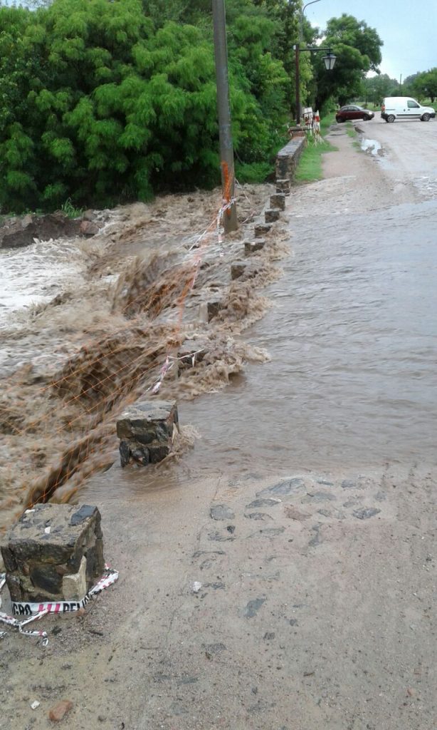 Fuerte caida de agua, anegamiento de accesos