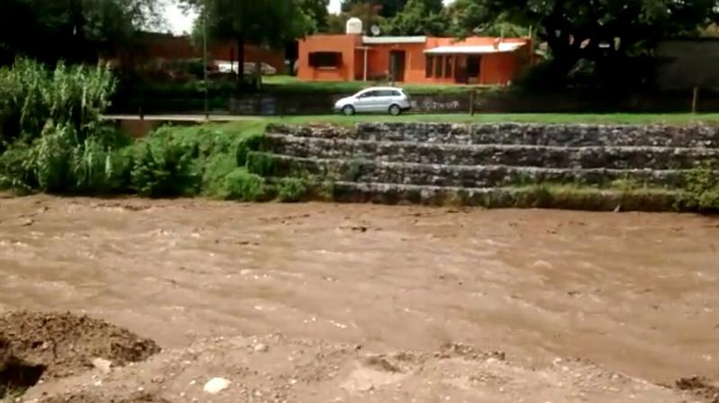 Los ríos locales crecieron por las intensas lluvias