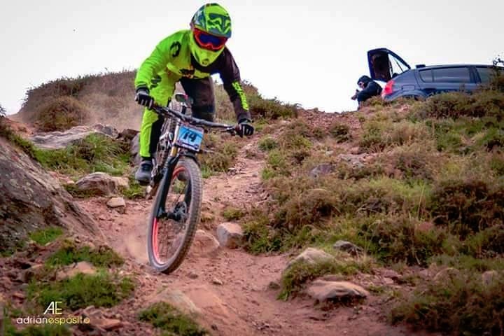 Downhill con participación local