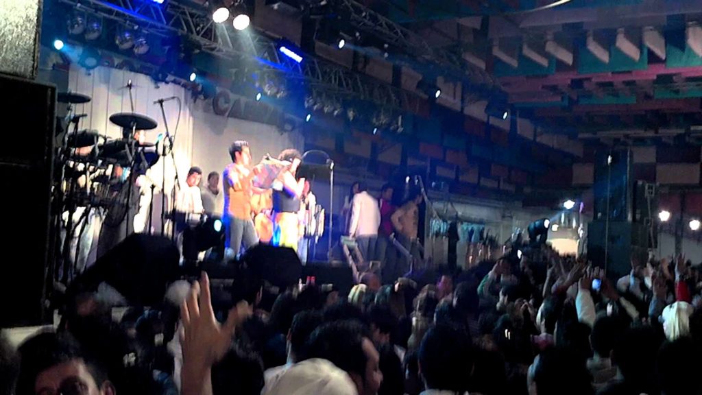 Así sacaban al fanático desde el interior del baile
