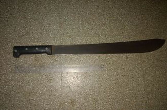 Salio a robar con un Machete.