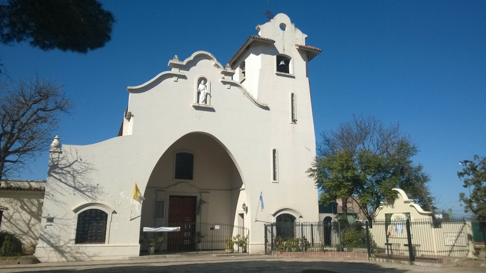 Se renueva la fachada de la Parroquia de Jesús y María.