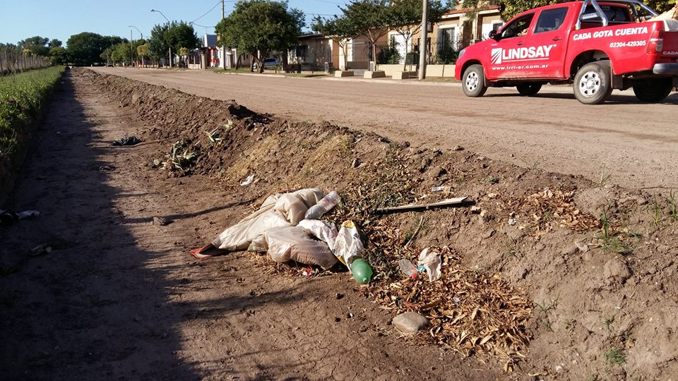 Por favor no tirar basura en  el canal.