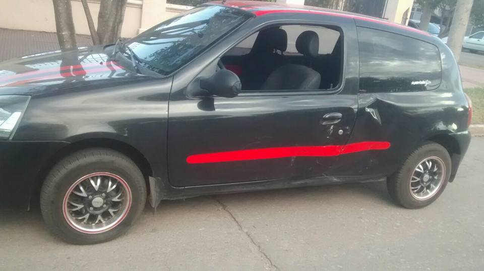 Choque entre un auto y una moto.