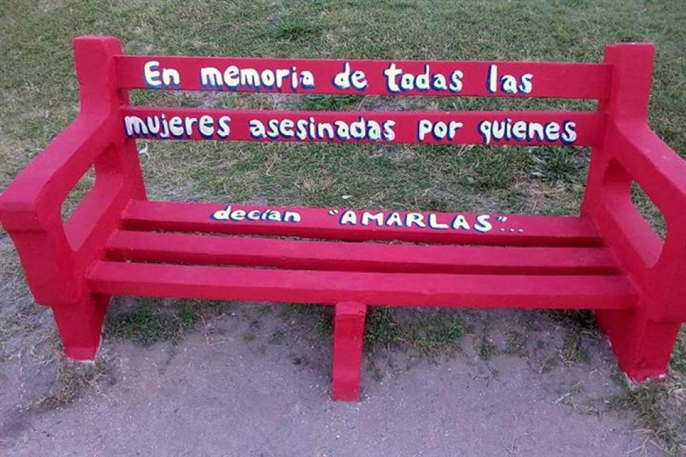 Se inauguró el Banco Rojo en la Plaza del Arte Sano.