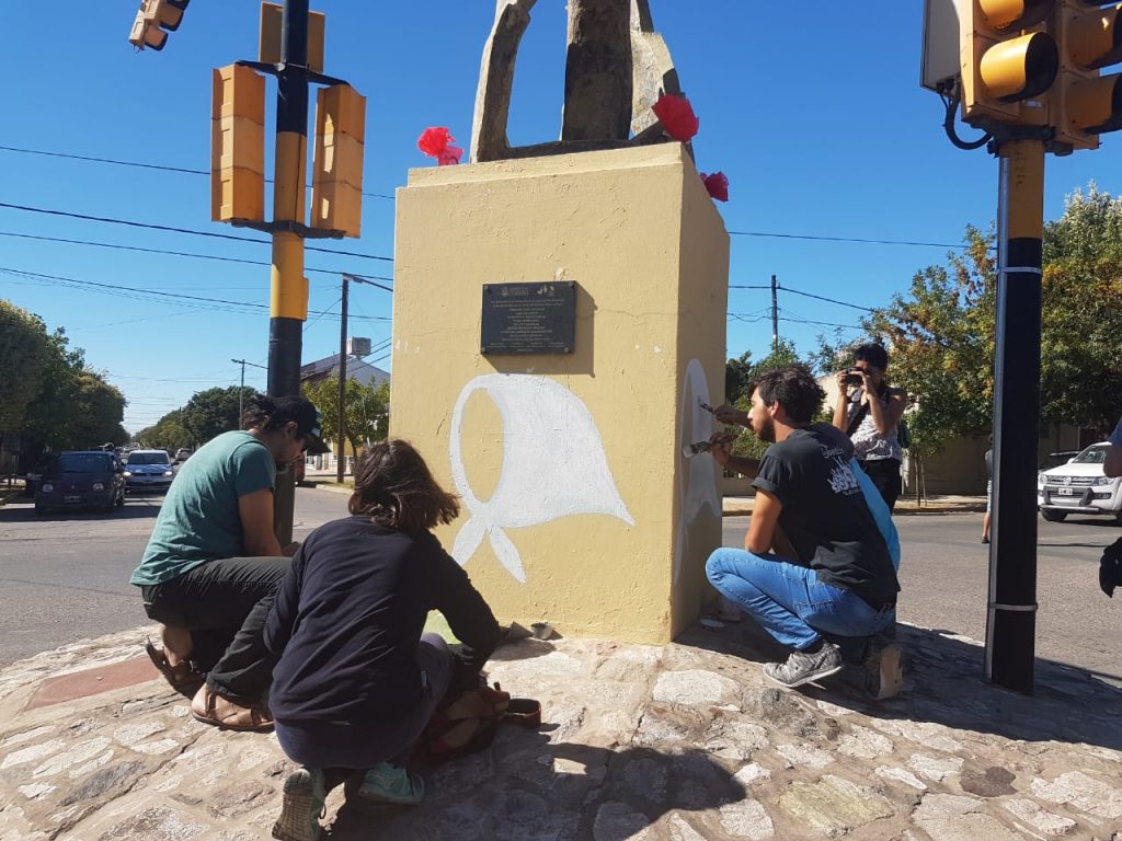 Se pintan pañuelos en homenaje a los Derechos Humanos.