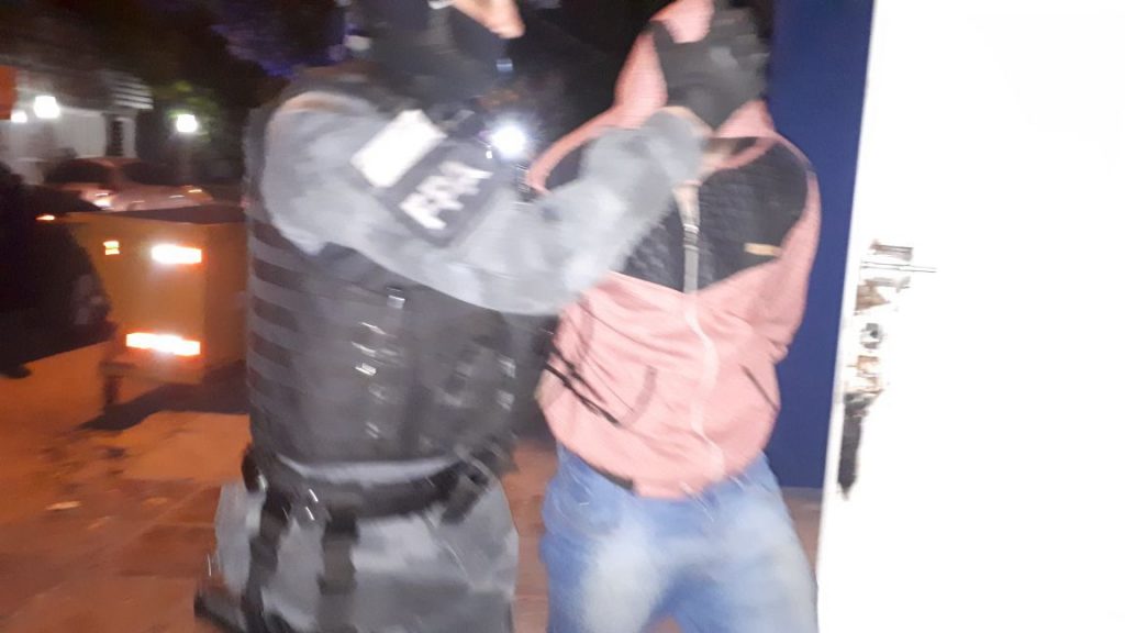 Él vendía droga en la casa mientras ella hacia el «Reparto»