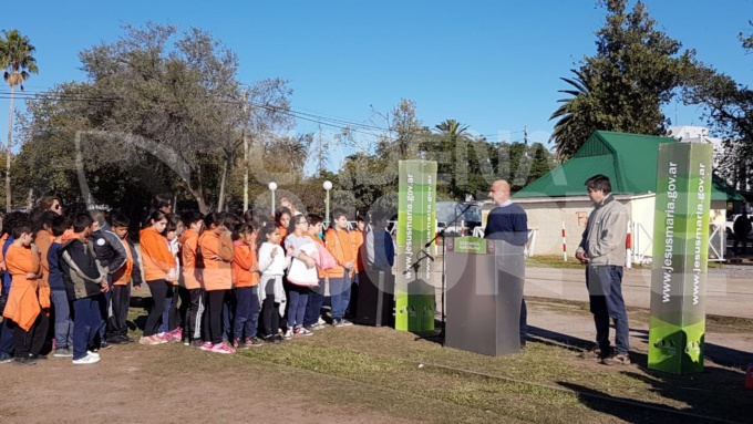 Alumnos colocan árboles sobre la Avenida Laprida.