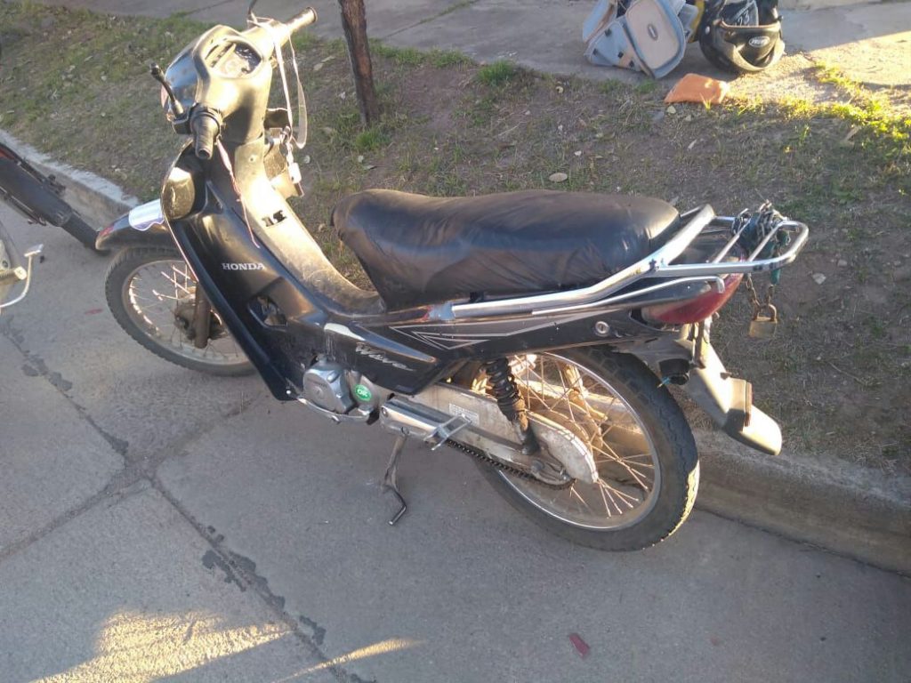 Choque entre una moto y un auto en Jesús María.