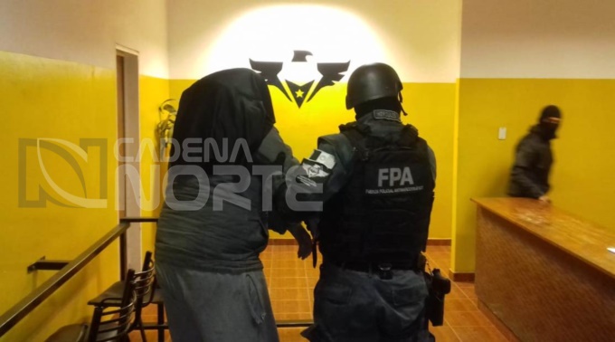 Fue sorprendido en plena transa y embistió a efectivos de la FPA.