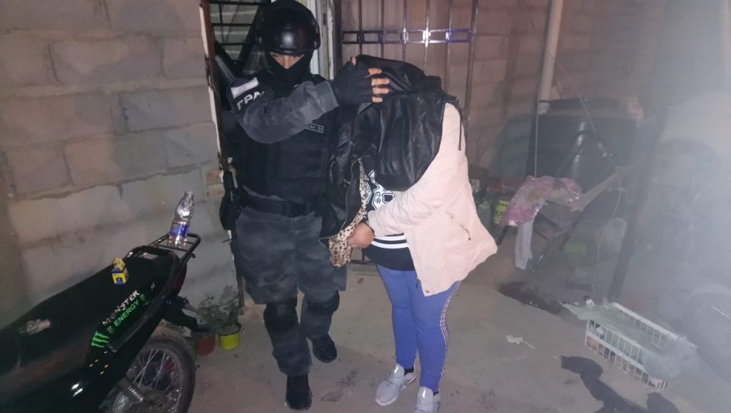 Fueron sorprendidos cuando fraccionaban cocaína.