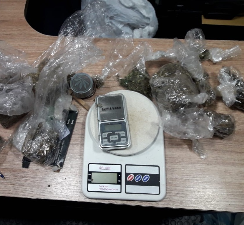 Llevaban casi un kilo de marihuana y fueron detenidos.