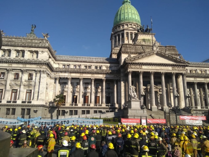 Bomberos quisieron abrazar el Congreso, se los impidieron.