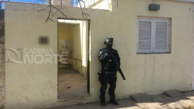 Intentó descartarse de la droga y fue aprehendido.