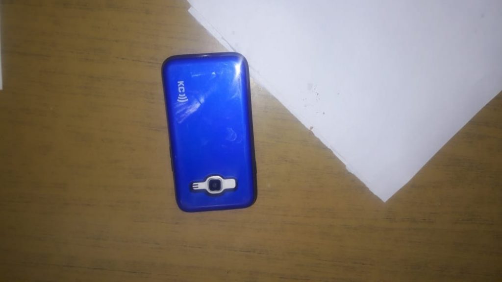 Encapuchados la tiraron al suelo para robarle.