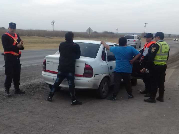 Les encontraron billetes falsos y fueron detenidos.