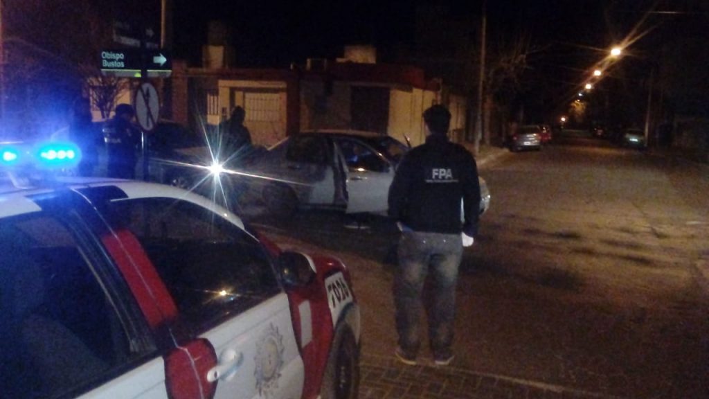 Al ver efectivos de la FPA, intentó ocultar droga en la boca.