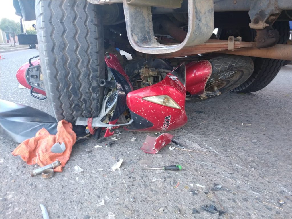 Joven lesionado tras chocar la moto contra un camión.