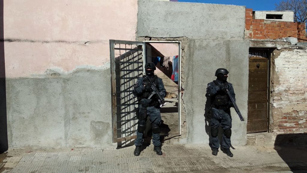 Cerraron punto de venta de droga a metros de una escuela.