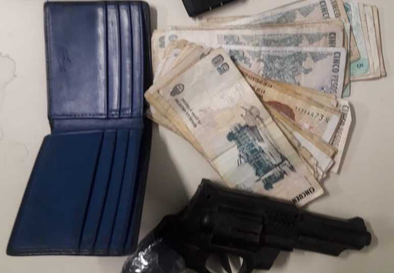 Lo detuvieron con una réplica de revólver y un inhibidor.