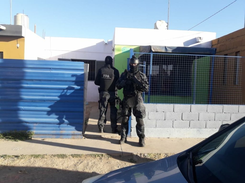 Una pareja usaba a su hija menor para vender drogas.