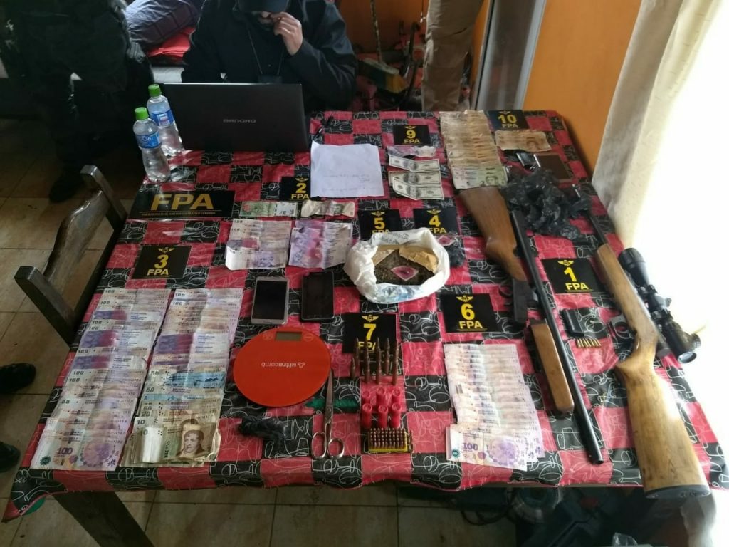 Perros detectaron mas de 1300 dosis de droga en La Carlota.