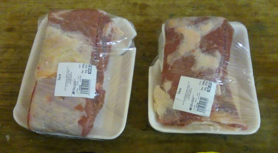 Fueron detenidos por robar bandejas de carne.