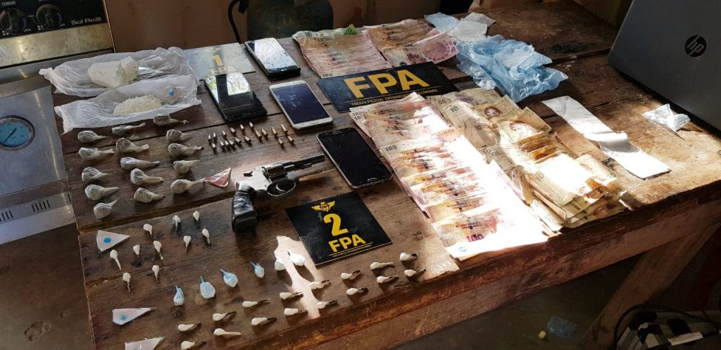 Intentó fugarse con droga de su casa y fue detenido.