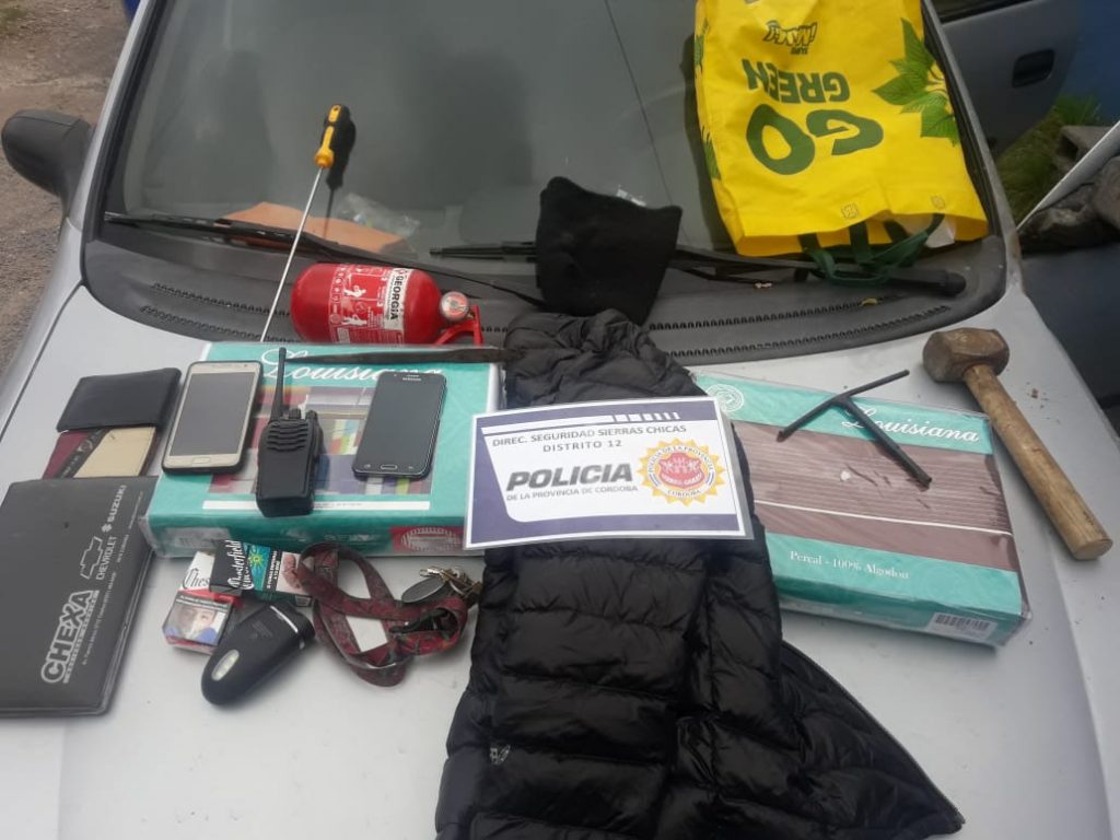 Los detuvieron por robar elementos de un vehículo.