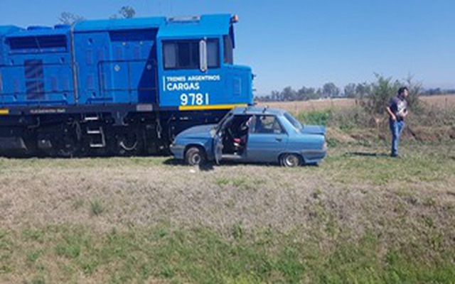 Casi los pisa el tren de cargas en Juárez Celman.