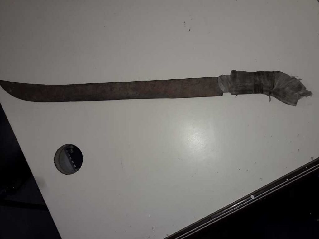 Fue detenido por amenazar de muerte con un machete.