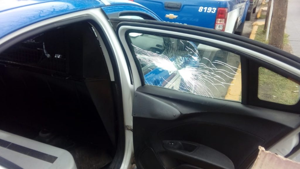 Los detuvieron y rompieron el patrullero.