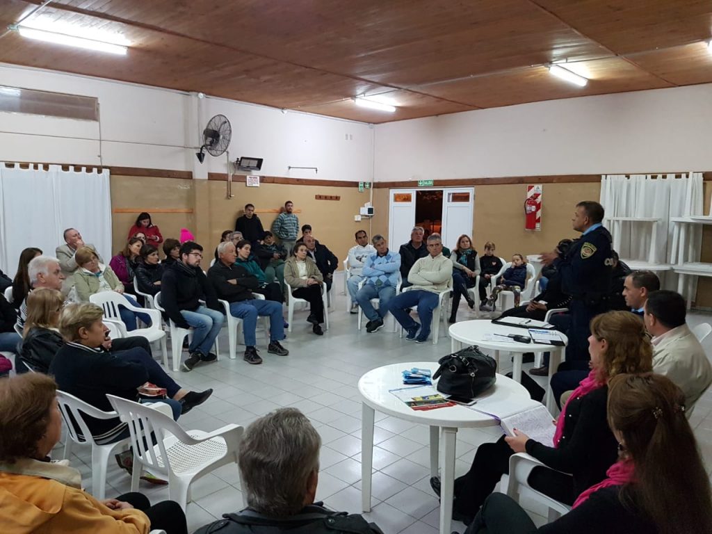 Vecinos de Jesús María se reunieron con la Policía.