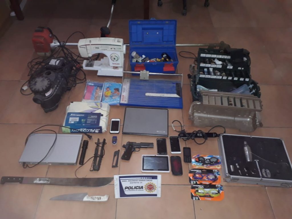 Allanamientos con secuestro de armas y plantas de marihuana.