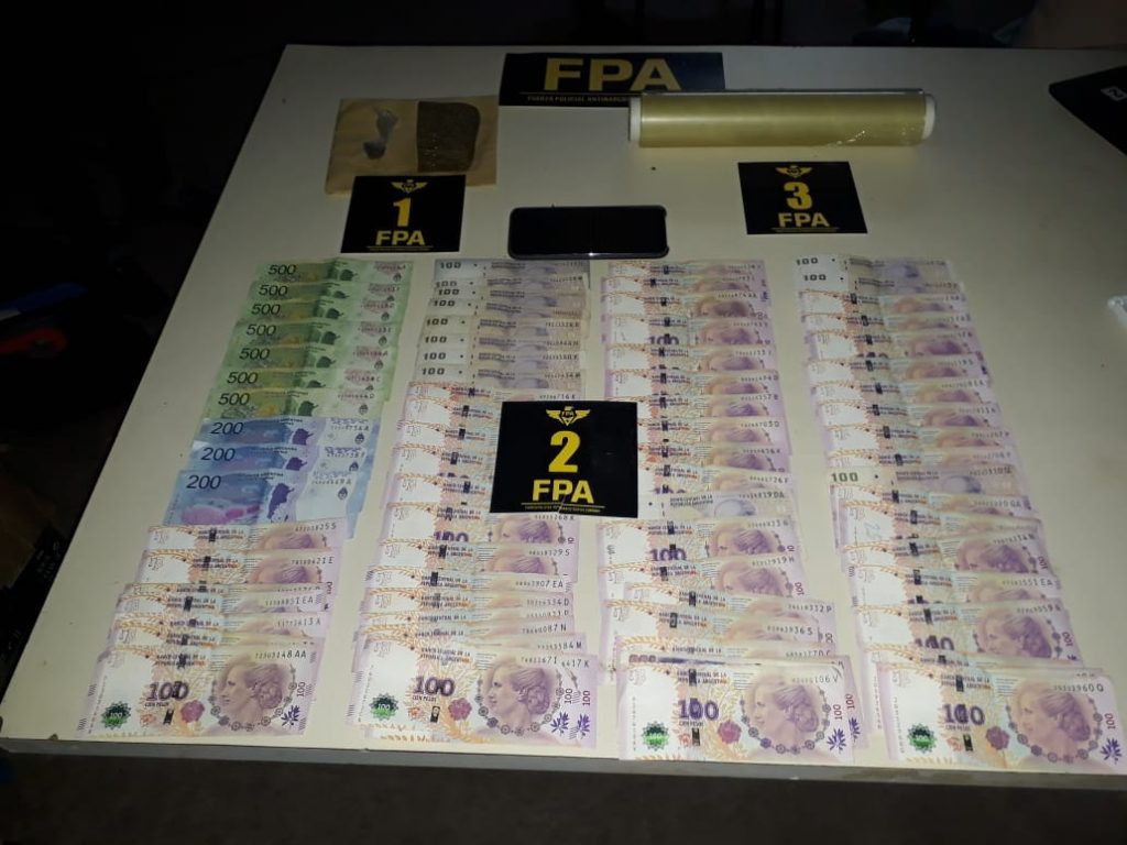 Fueron detenidos por vender droga a menores.