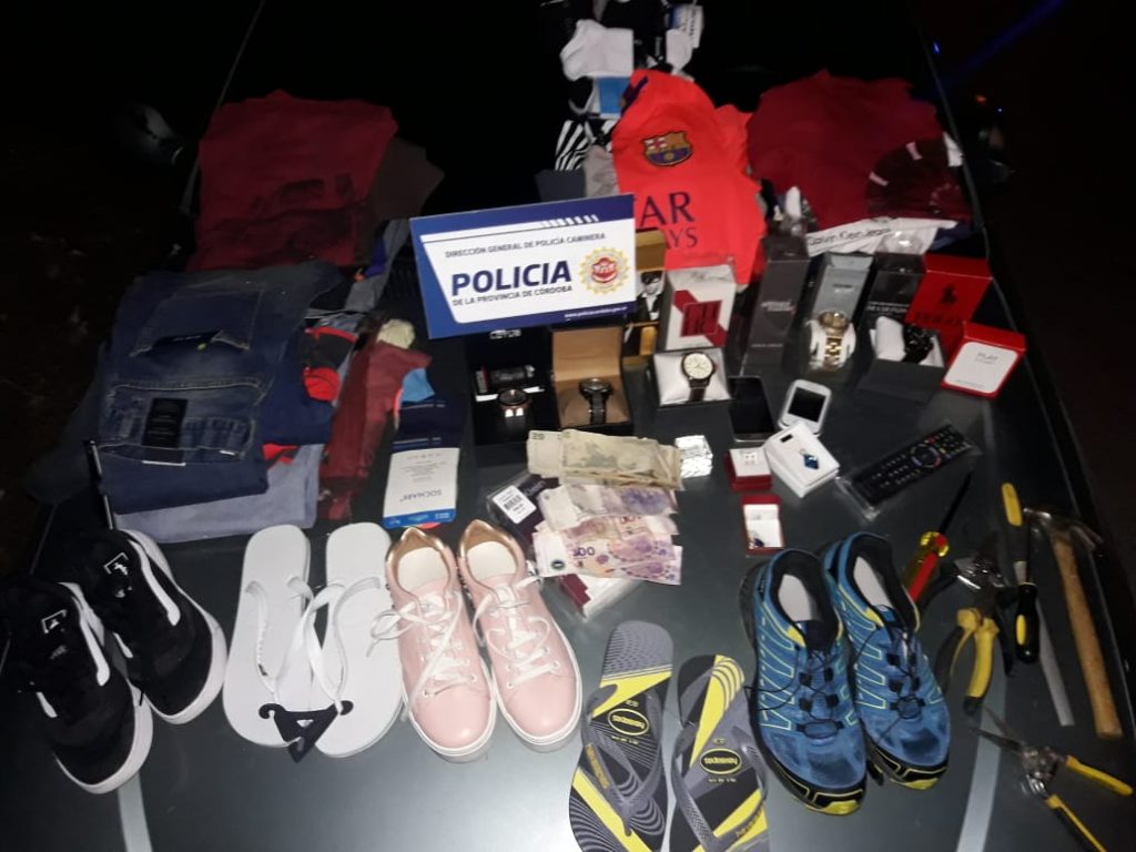 Fueron detenidos por robar una vivienda en Cosquin.