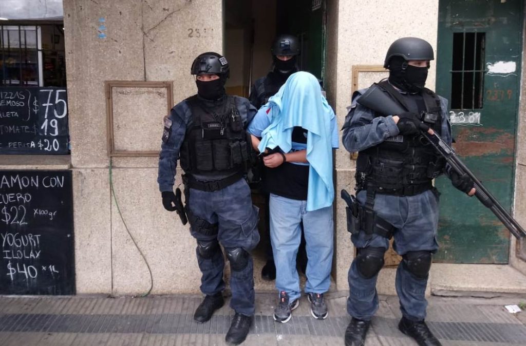 Intentaron arrojar las drogas por la ventana.