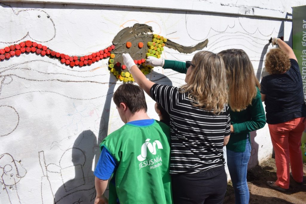 Todas las manos todas, para hacer el Mural por la Inclusión.