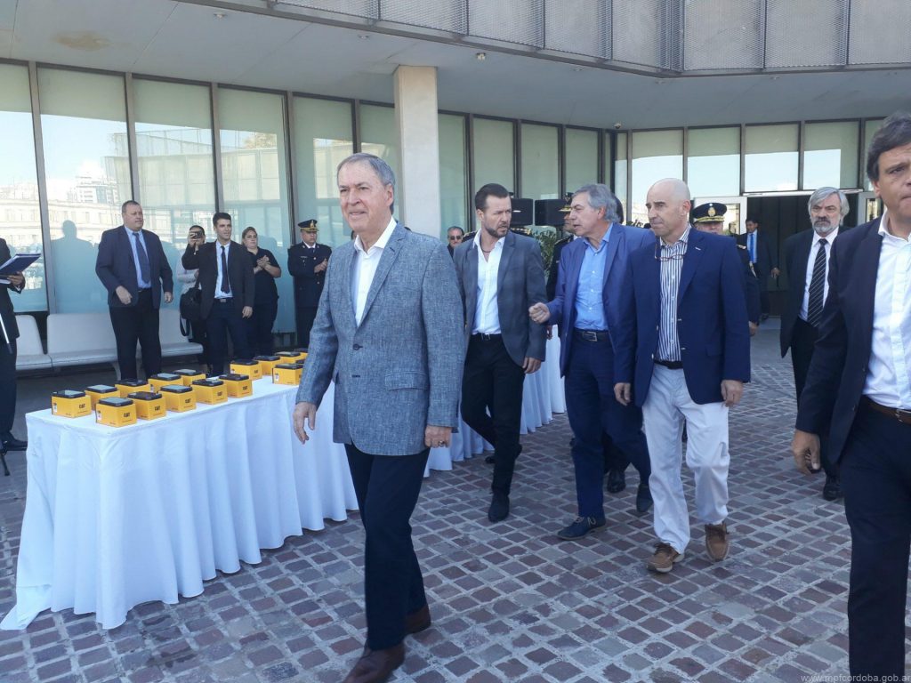 Schiaretti entregó móviles y equipamientos a policía judicial y FPA.