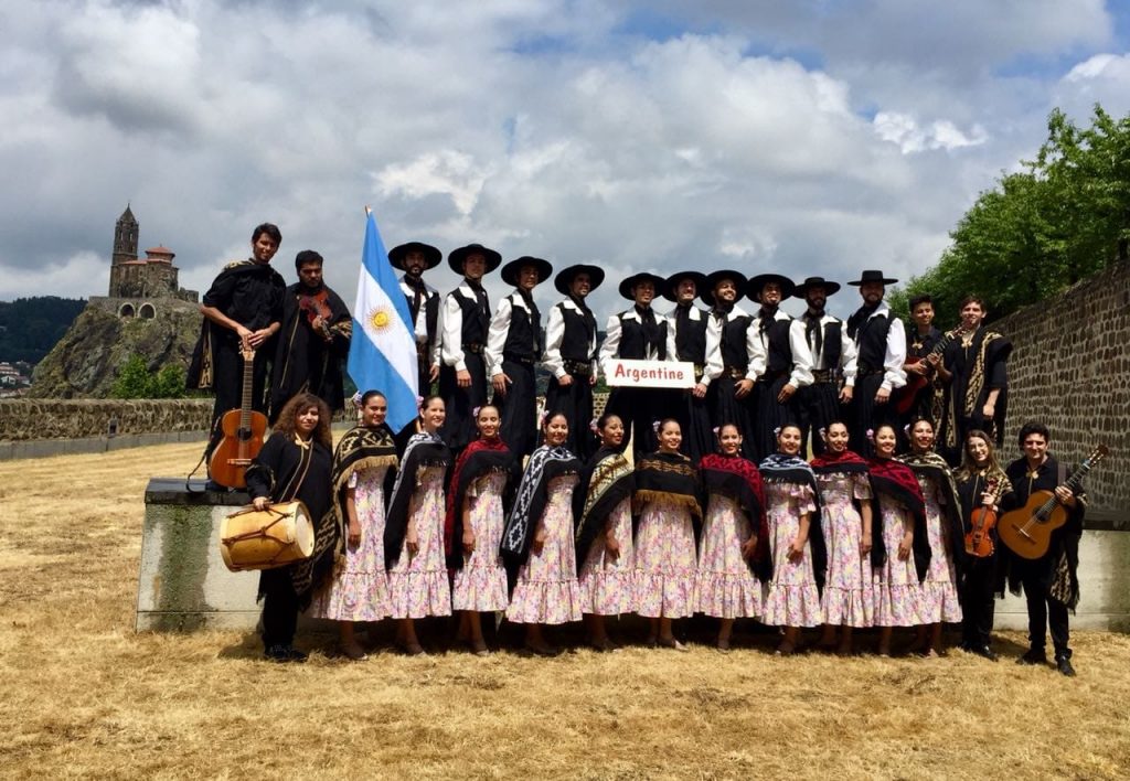 El Gran Ballet Argentino busca artistas en Colonia Caroya.