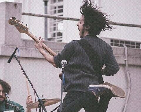 Le robaron el instrumento musical y lo pisaron con la moto.