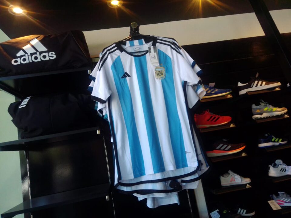 La camiseta de la Selección Argentina es la mas buscada.