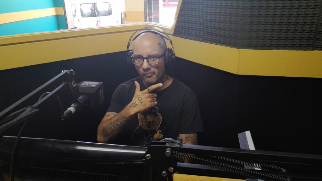 Z el escritor en vivo en nuestros estudios.