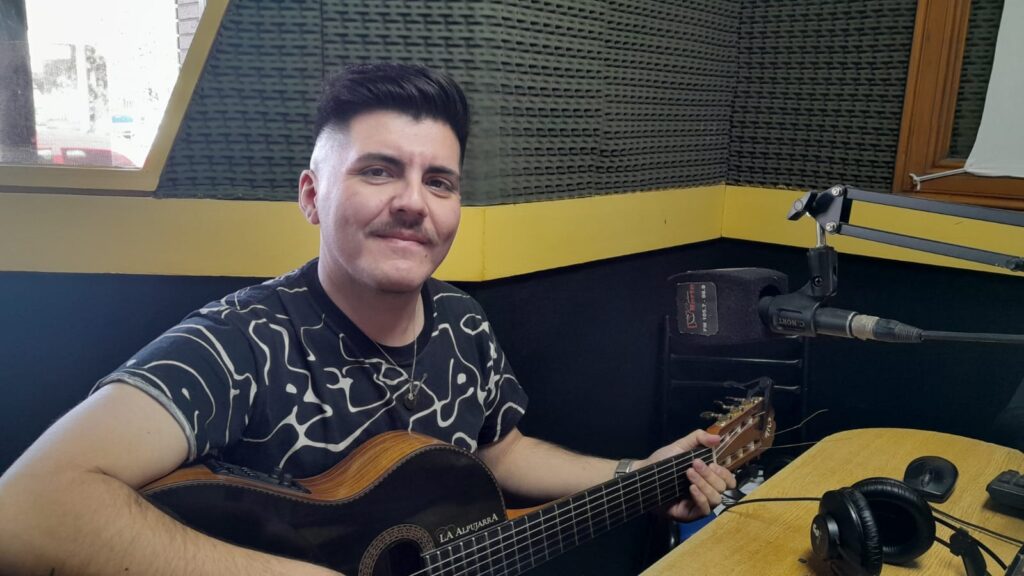 Hacemos el acústico del viernes con Nicolás Villa.