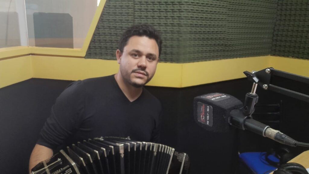 El acústico del viernes con Enzo Vergara
